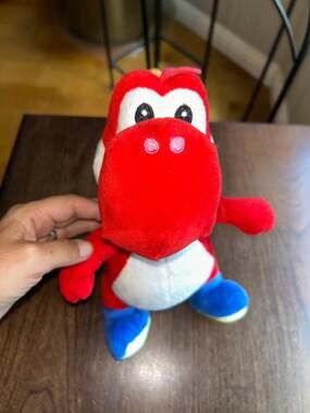 Nintendo Super Mario Bros. Red Yoshi plush 2019 10” stuffed